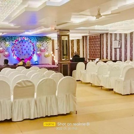 Hotel Pradeep Palace Горакхпур Экстерьер фото