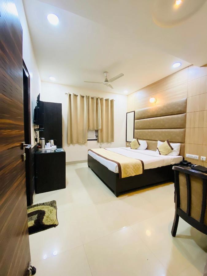 Hotel Pradeep Palace Горакхпур Экстерьер фото